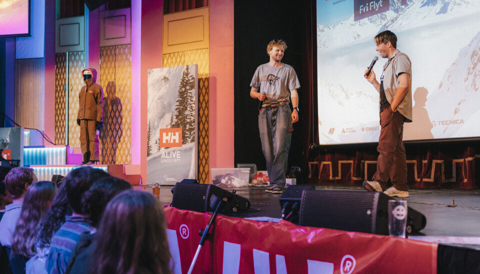 PUDDER PÅ HJERNEN: Snowboarder Emil Leenderts forteller om lidenskap og besettelse i sin film. Her på scenen med konferansier Bendik Øye.