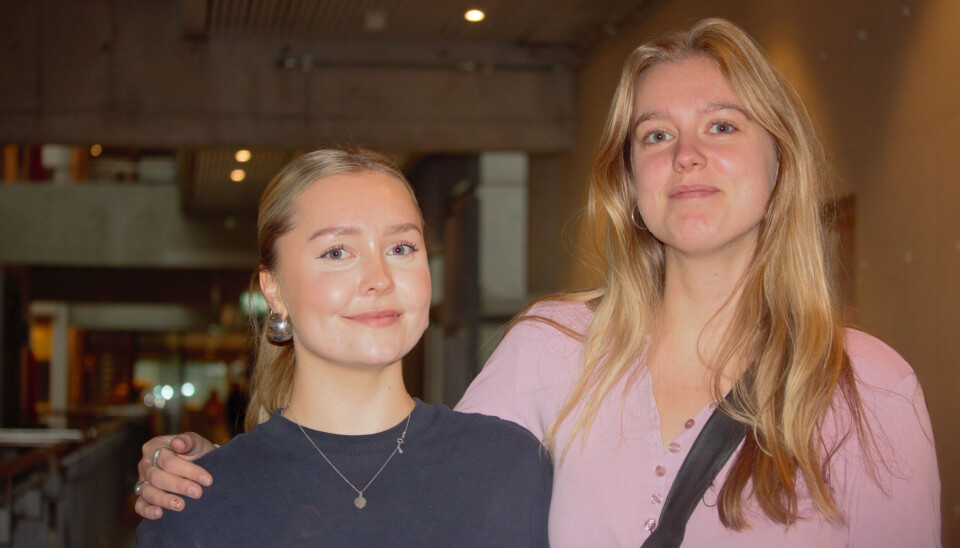 OPPDATERTE: Studentene Anikken Marvik og Synne Alsvik har fått med seg studenttingsvalget gjennom plakater på campus.