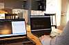 Noah skriver Latex-kode for matematiske formler på bærbar PC på et kjøkken.