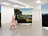 Galleri med landskapsmaleri, rosa skulptur og flere kunstverk fra Jelsen Lee Innocent.