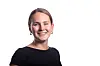 Portrett av Mathea Swensson i svart topp mot hvit bakgrunn.