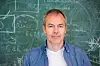 Professor Bjørn Skallerud foran en tavle med matematiske formler.
